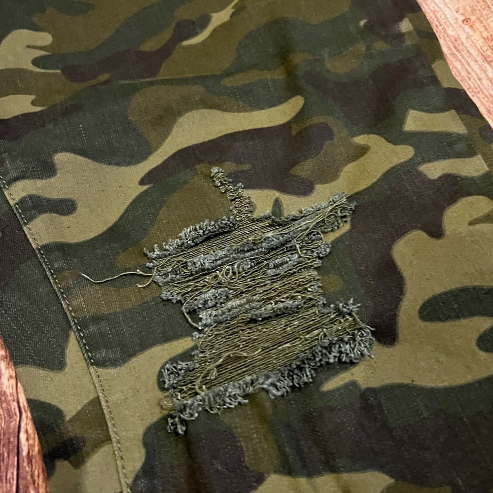 Judy Blues, 16W, camo, distressed, Brand New with tags